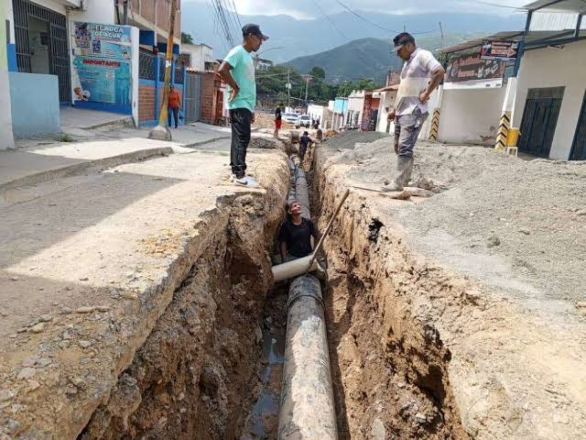 Sustituyen 35 metros de tubería de aguas servidas de Guarenas