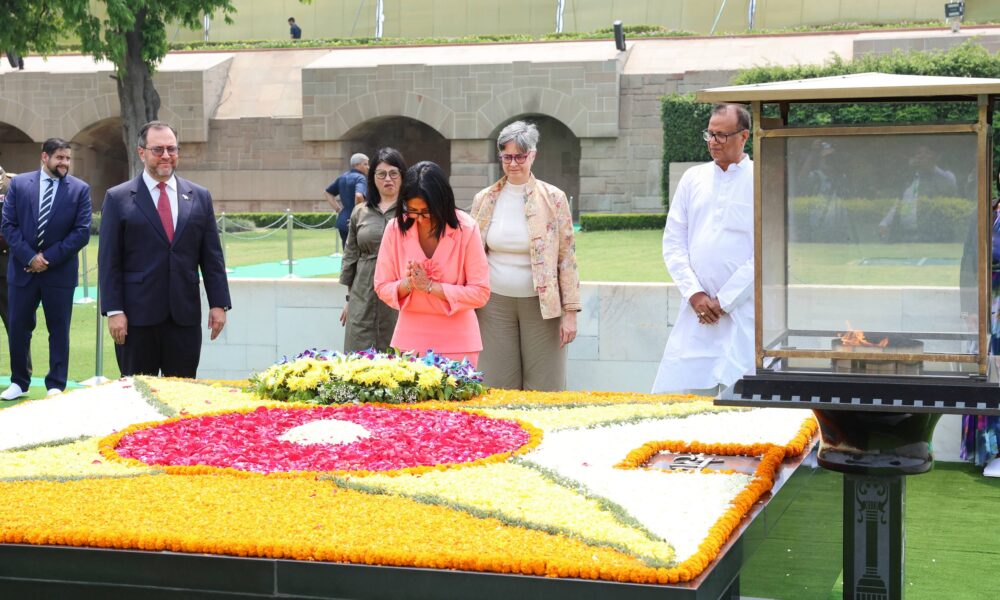 Presidenta rinde homenaje a Mahatma Gandhi a 157 años de su nacimiento