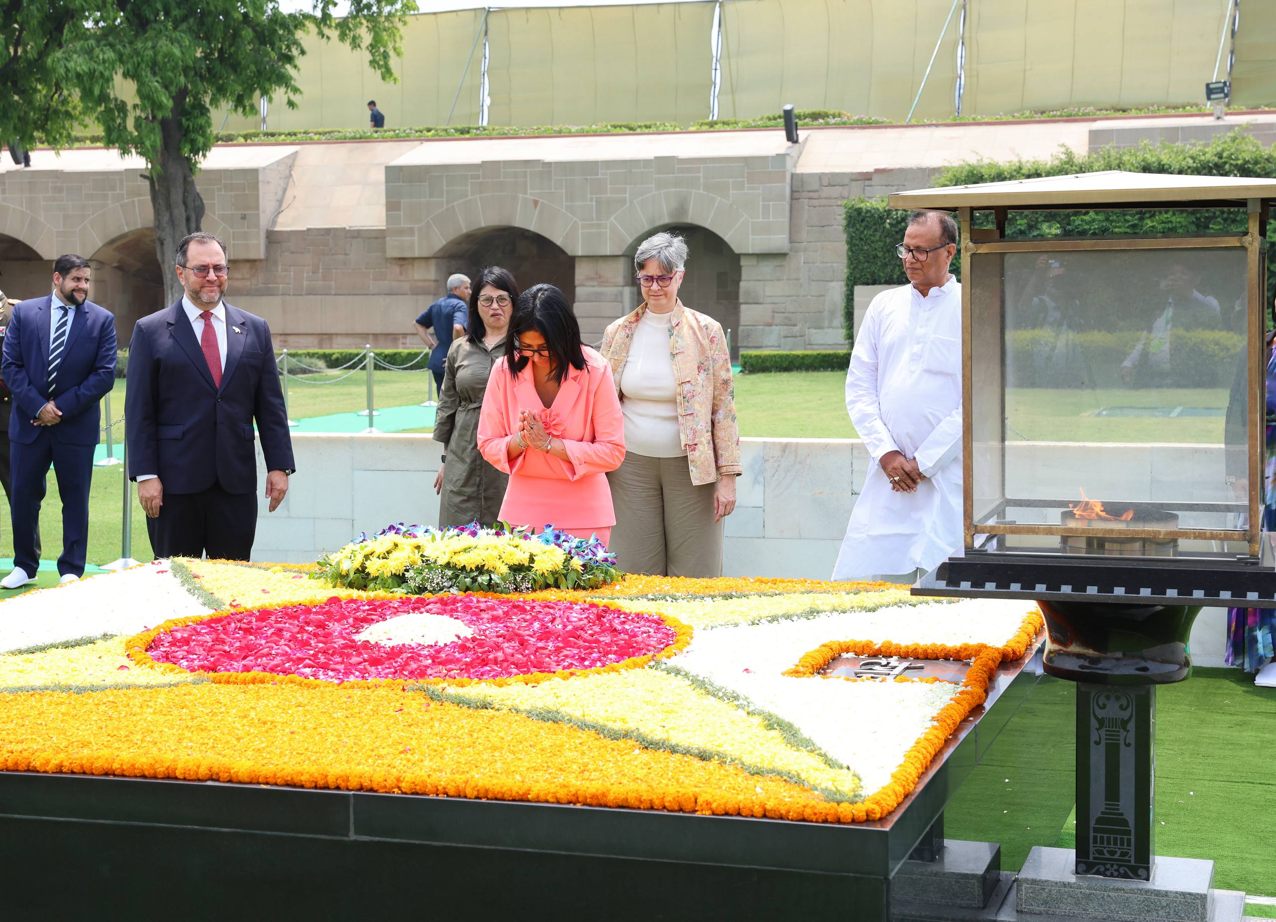 Presidenta rinde homenaje a Mahatma Gandhi a 157 años de su nacimiento