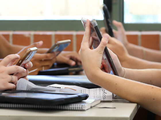 Perú oficializa prohibición del uso de celulares en escuelas públicas y privadas