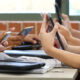 Perú oficializa prohibición del uso de celulares en escuelas públicas y privadas