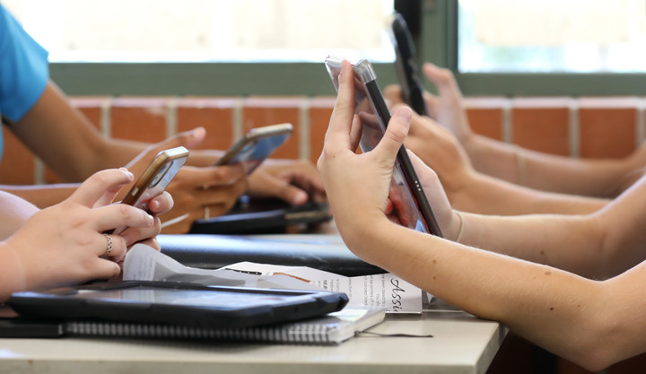 Perú oficializa prohibición del uso de celulares en escuelas públicas y privadas